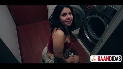 me quede atrapada y mi amiga me follo el coño